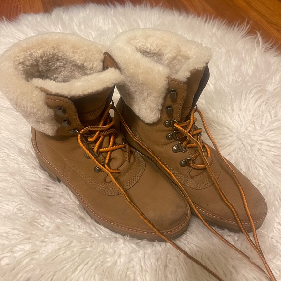 Timberland Boots 🥾with the fur - Picture 1 of 3